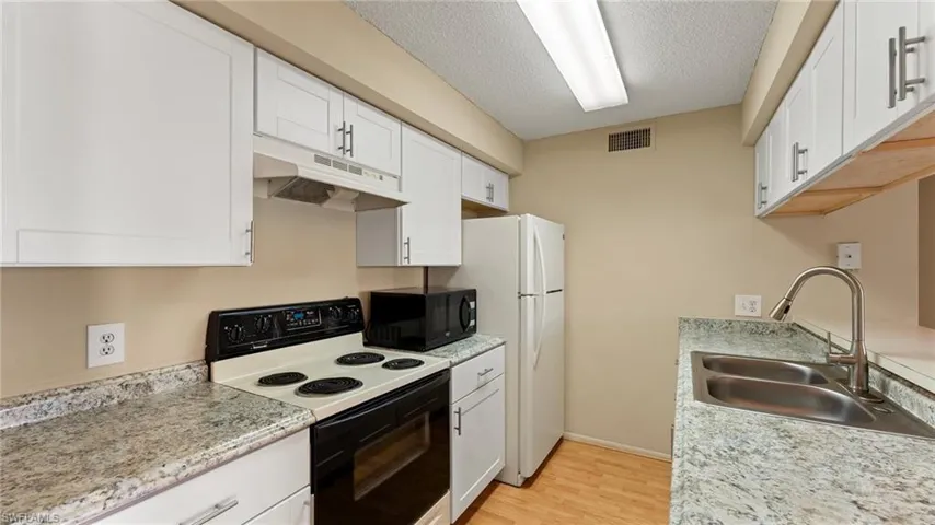 5313  Summerlin  RD, Fort Myers, FL 33919