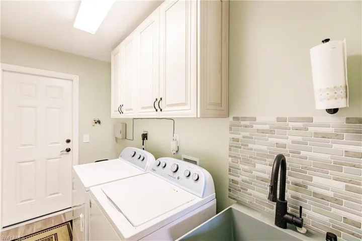 Laundy room, garage access