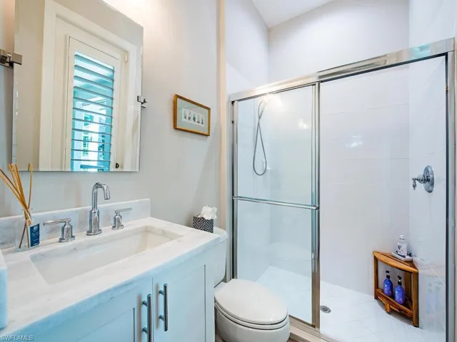 Full bath with access to pool and lanai
