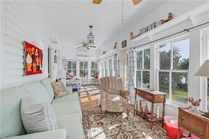 Sunroom with ceiling fan