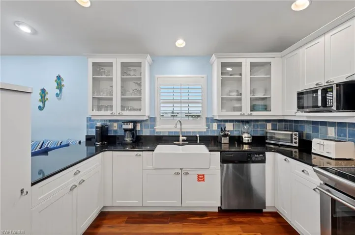 Stylish country kitchen design! (Photo may be virtually enhanced)