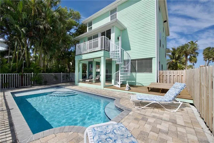 Plenty of room to relax outside in the BEAUTIFUL Florida sunshine! (Photo may be virtually enhanced)