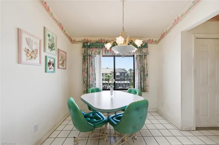 Dining room with suspended lighting and baseboards