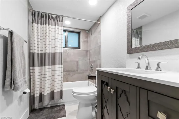 Full Guest bathroom with shower / tub combo