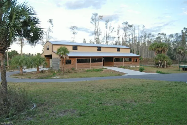 Horses are not allowed to be kept on single family properties, but there is a horse stable adjacent to Creekside Estates available for rent.