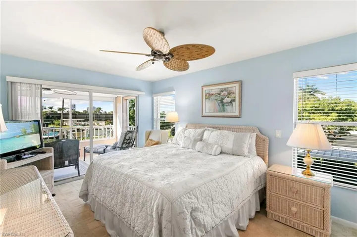 Large primary room with lanai access, end unit with end windows