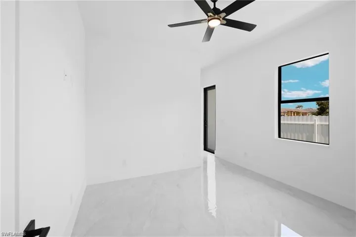 Tiled empty room with ceiling fan