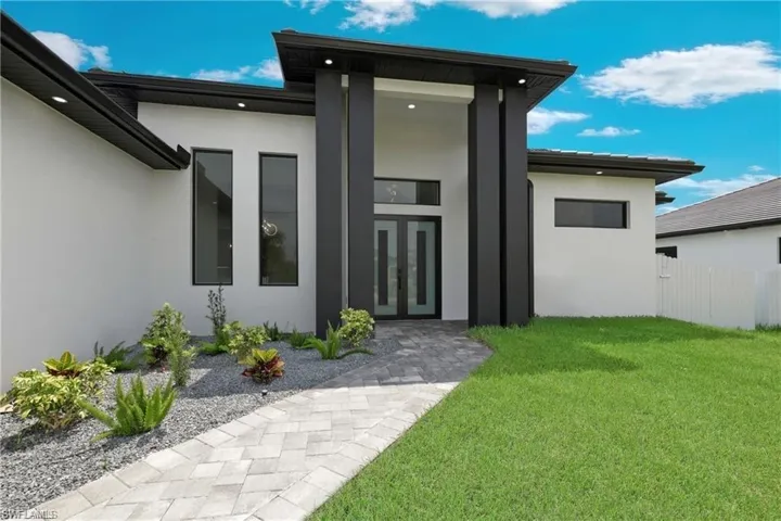 Entrance to property featuring a yard