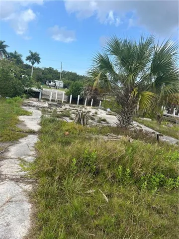 122  Cardinal  CT, Everglades City, FL 34139
