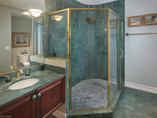 Guest bathroom easily accessible from both guest bedrooms.