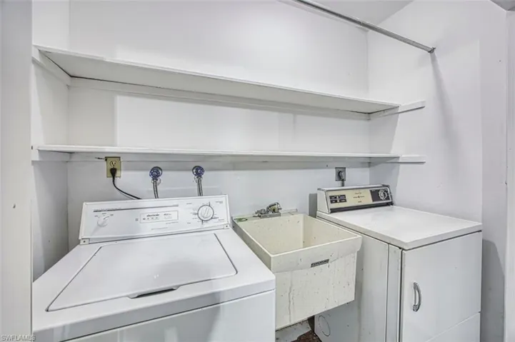 Laundry room with washer / clothes dryer