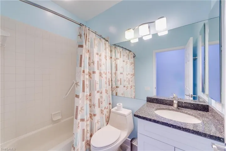 Guest Bathroom with Tub/Shower