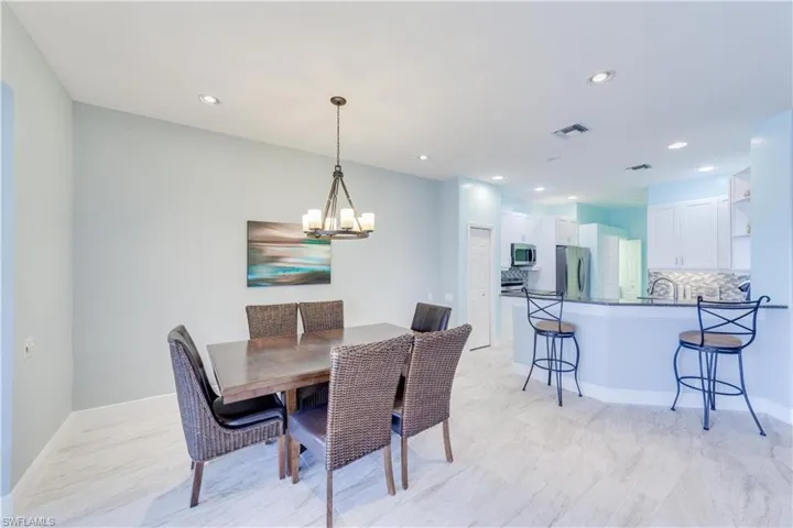 Dining Area and Breakfast Bar
