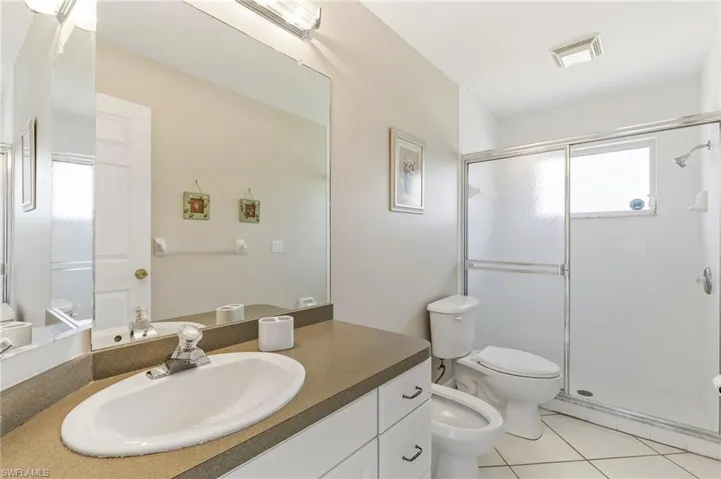 2nd guest bathroom/pool bath