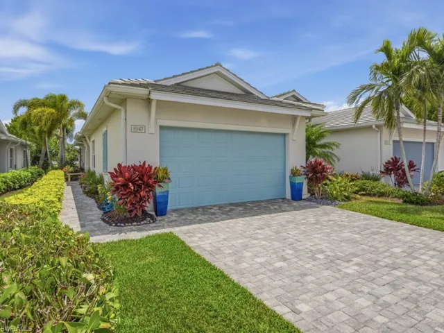 8947  Saint Lucia  DR, Naples, FL 34114