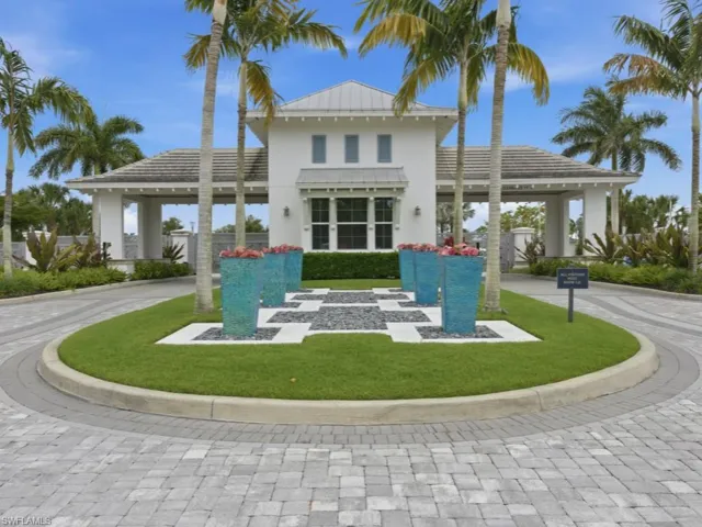 8947  Saint Lucia  DR, Naples, FL 34114