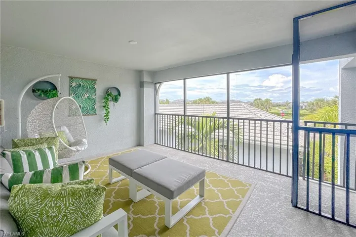 Sunroom / solarium with a textured wall