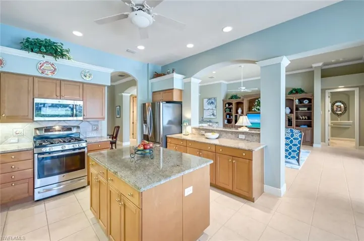 Beautifully appointed kitchen with NATURAL GAS Range!