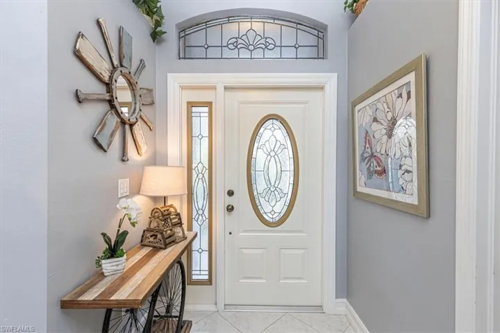 Entryway with tile patterned flooring & baseboards.