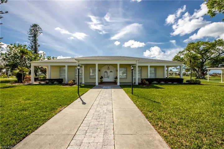 View of front of home featuring a front yard