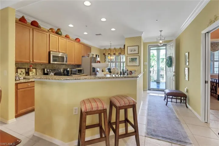 Kitchen with breakfast bar