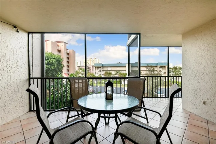 Screened lanai, tiled flooring