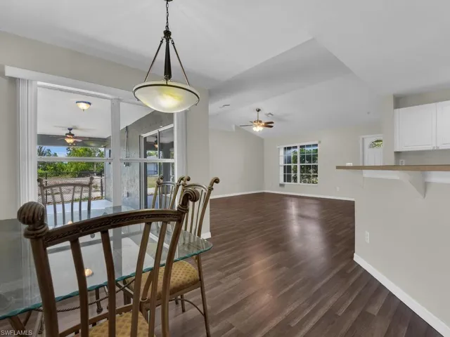 Dining Area & Breakfast Bar