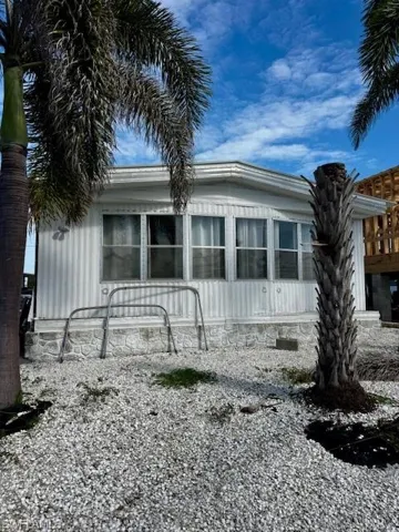 Manufactured / mobile home featuring crawl space