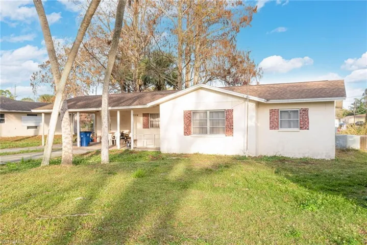View of front of house featuring a front lawn