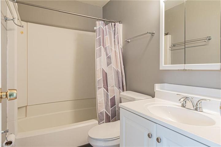 Bathroom 2 with tub/shower