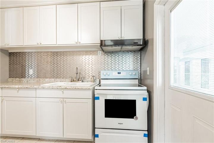 Beautiful new backsplash, along with a new range!