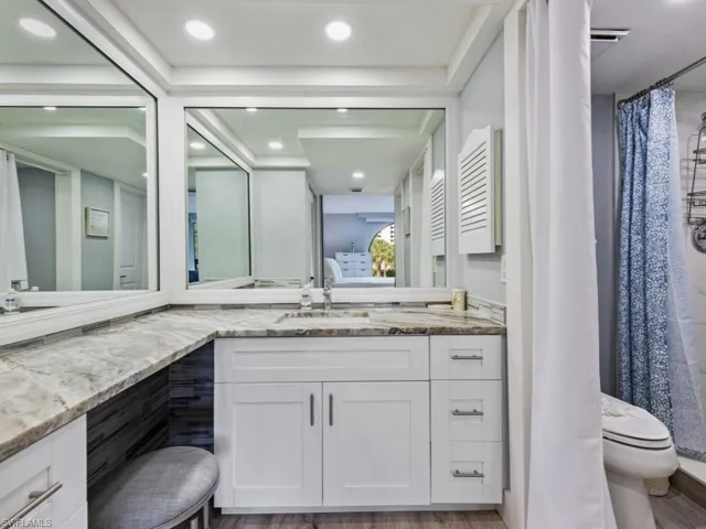 Full bath with ensuite bathroom, vanity, a shower with curtain, recessed lighting, and toilet