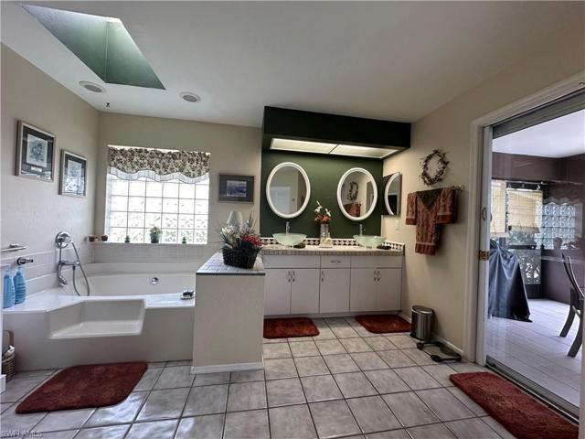 Enormous & Relaxing Soaking Garden tub with Skylight