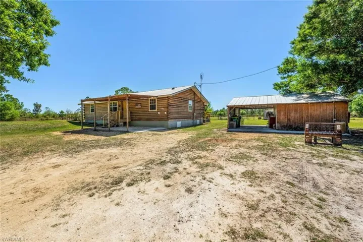 View of yard with an outdoor structure