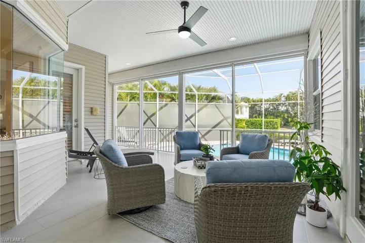 Sunroom / solarium featuring outdoor lounge area and a ceiling fan