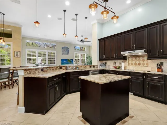 530 13th St Nw, Naples, Florida 34120