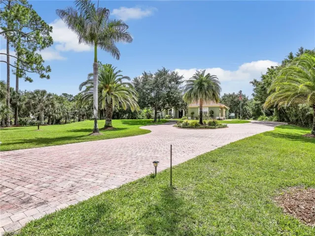 530 13th St Nw, Naples, Florida 34120