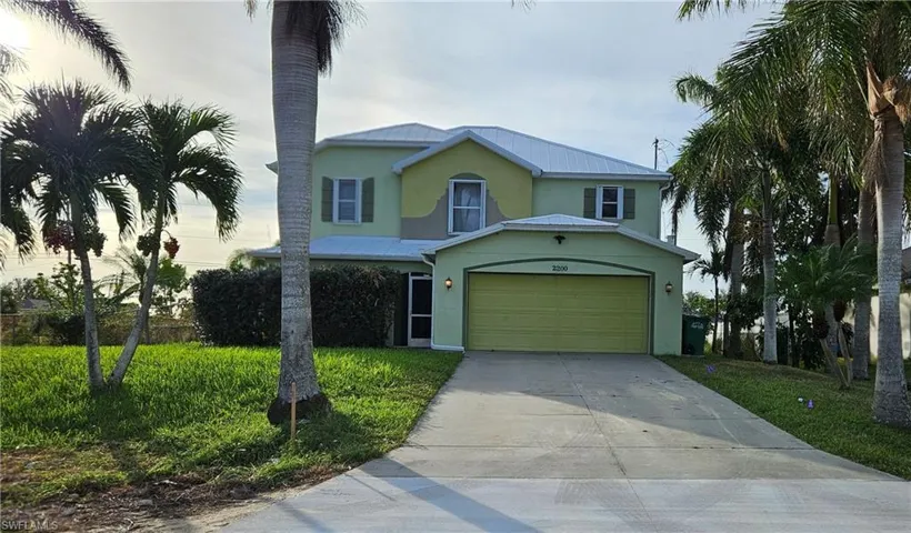 View of front facade with a front yard and a garage