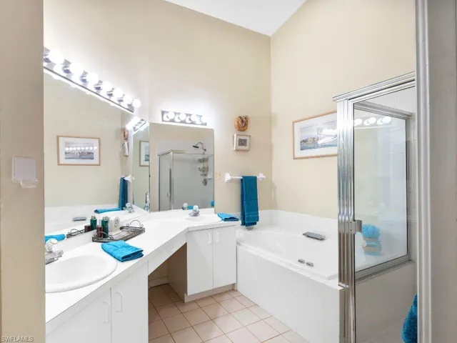 Dual sinks, soaking tub and shower