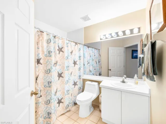 Guest bathroom, tub/shower combo