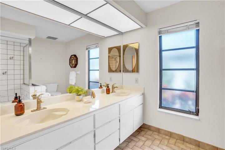 Hall bath with double sinks