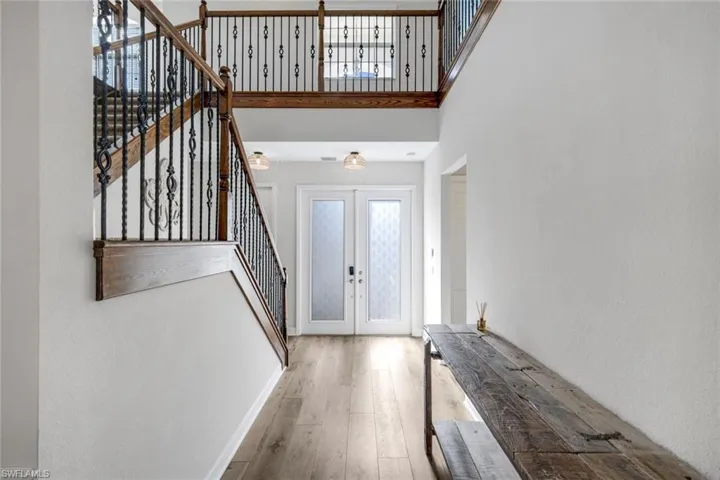 Entrance - 14ft Ceilings
