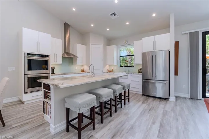 Grand Kitchen island with eat-at counter