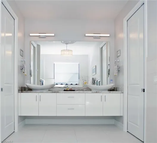 Primary en-suite bathroom with dual sinks, walk-in shower and soaking tub