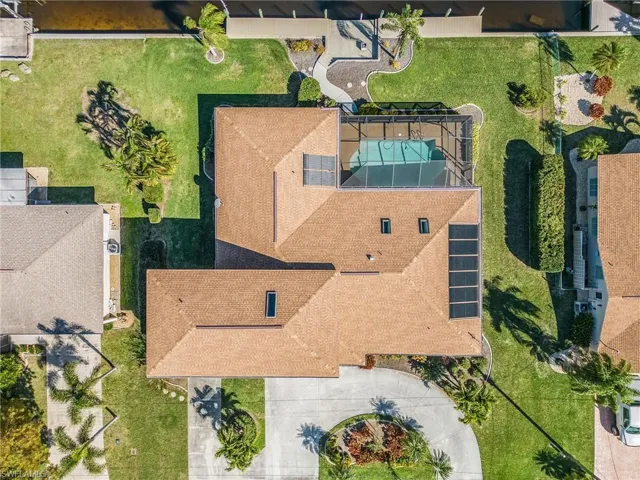 with a 3 lot site you can't reach out and touch your neighbor....easy access to 1 car garage with rear door used to store boat equipment