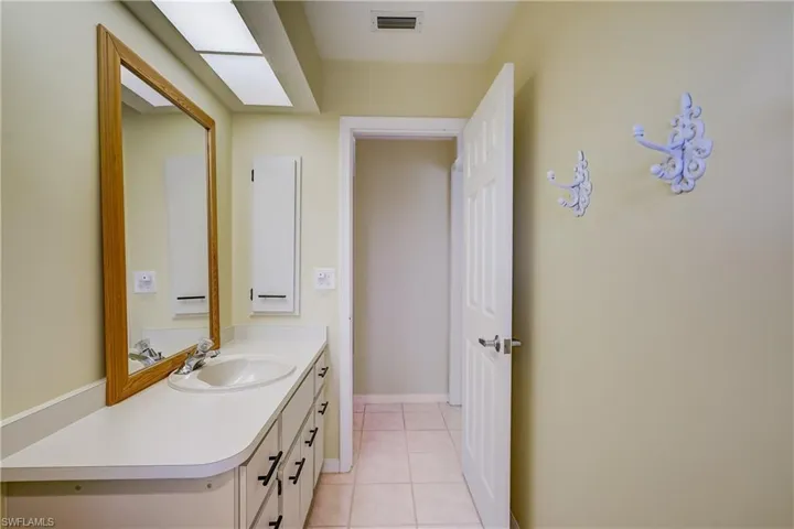 Guest bathroom - plenty of room!