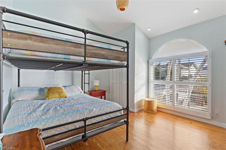 Guest bedroom with queen bunkbed & new smart TV