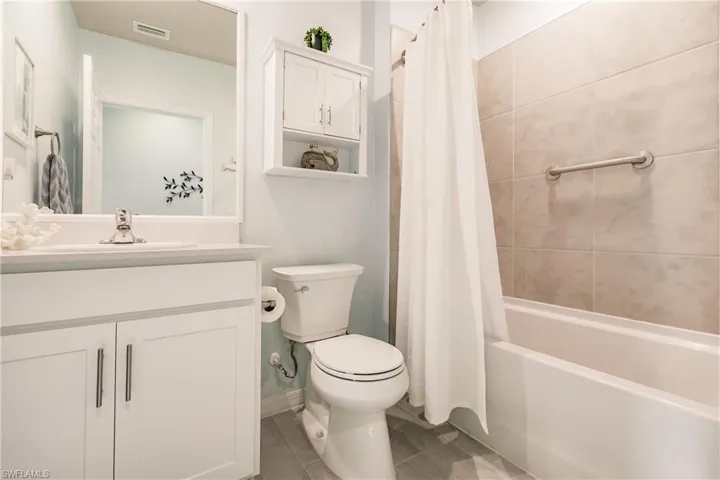 Full 2nd bathroom shower / bathtub combination