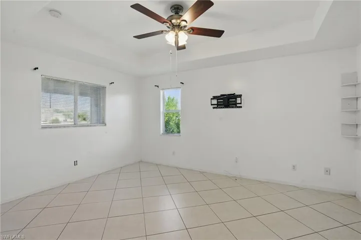 Primary room w/ ensuite bathroom