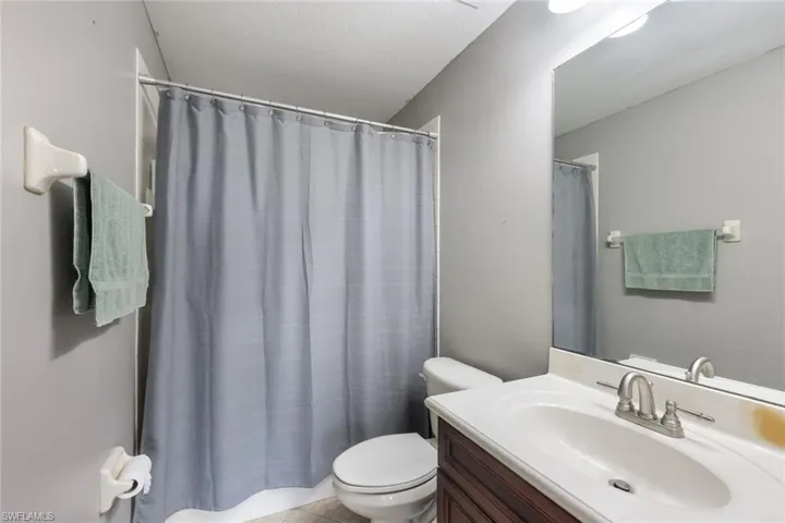 Full Guest Bath with Tub/Shower Combination